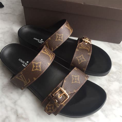 louis vuitton slippers female.